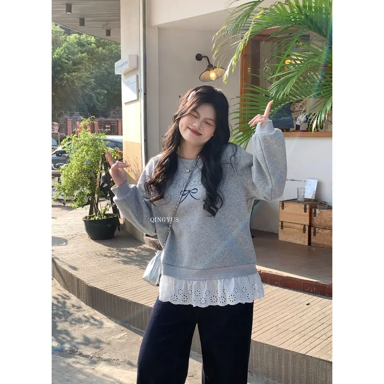 青屿衫-微胖大码韩系气质减龄蕾丝拼接假两件蝴蝶结刺绣正肩卫衣