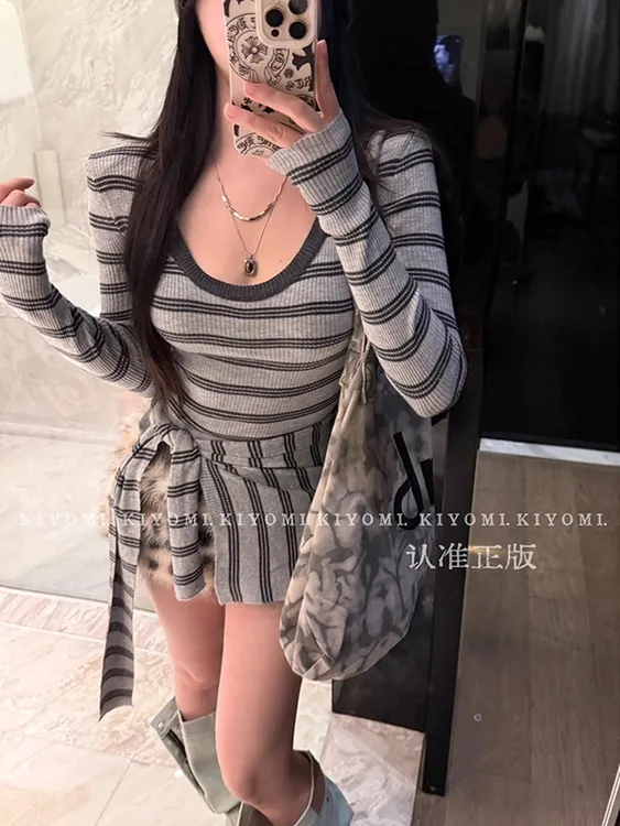 纯欲甜美辣妹圆领撞色条纹针织衫女秋季2025年新款披肩上衣两件套