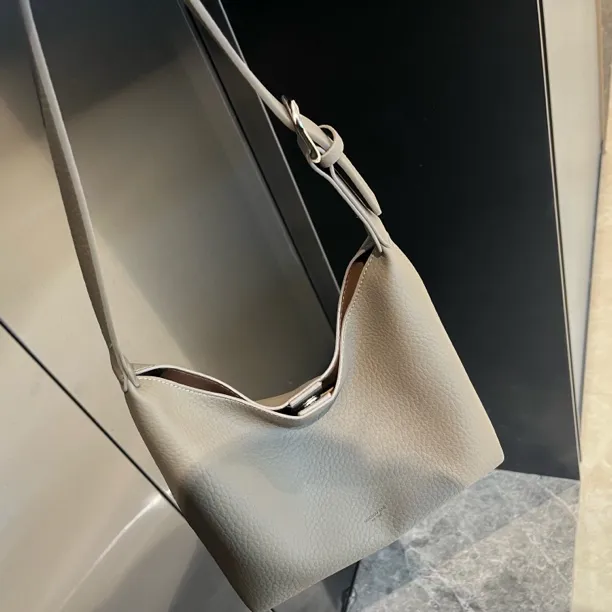 高质感大容量通勤单肩斜跨腋下包托特包小牛皮秋冬磁扣水桶包百搭