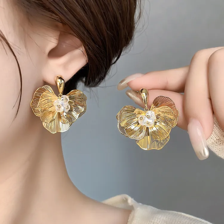 铜合金锆石耳饰 个性高级感锆石爱心金属花朵耳环小众设计精致