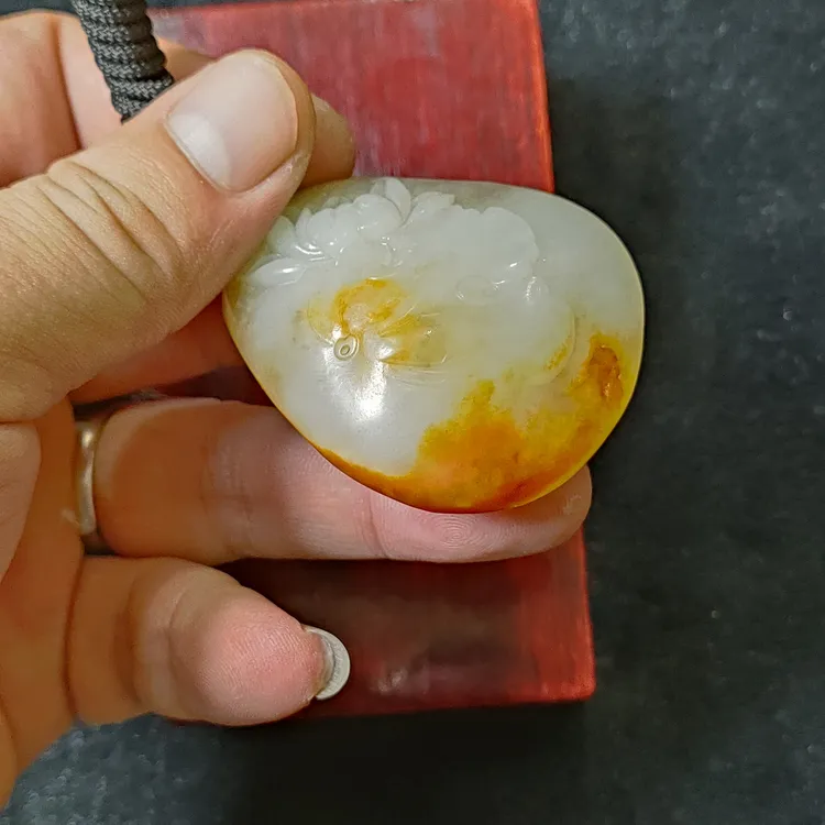70.7克，新疆和田且末糖红皮白肉料子，好运连连，随形挂件