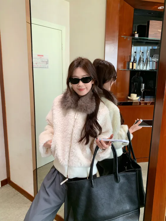 毛毛外套女冬短款2025新款环保羊羔绒加厚拼接时尚仿狐狸毛上衣