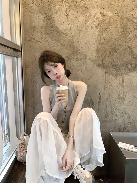 2025夏季新款韩系温柔风挂脖针织露背吊带上衣女百搭白色半身裙