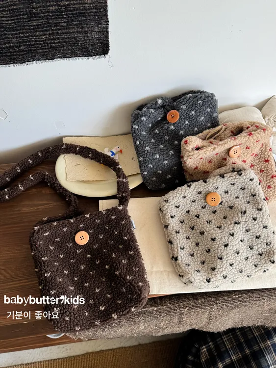 儿童手提包秋冬韩系波点毛绒纽扣女童斜挎包单肩包便携