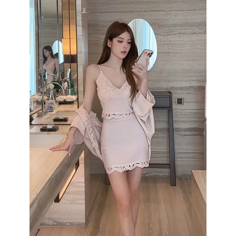 纯欲性感蕾丝V领吊带背心女早秋新款修身显瘦包臂短裙披肩三件套