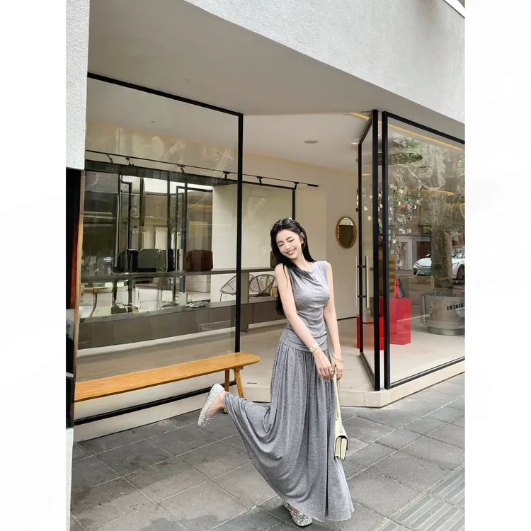 "韩系纸片人"气质姐姐ootd~慵懒舒适显瘦荡领背心半身裙套装