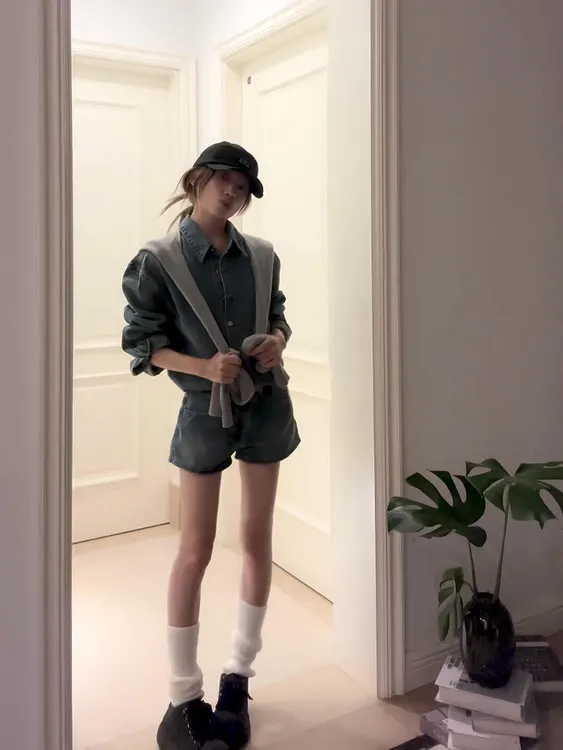 韩系气质复古蓝色牛仔衬衫外搭披肩高腰短裤巨好看的两件套夏装女