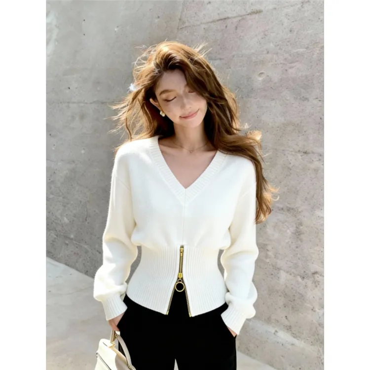 2025冬季新款洋气时髦显瘦气质百搭女装长袖V领毛衣针织衫设计感