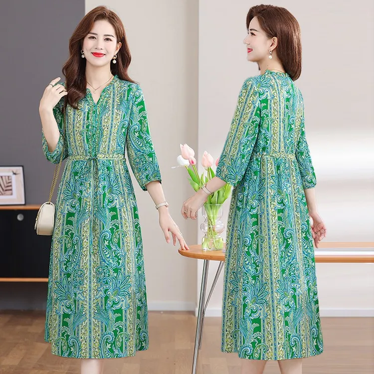 夏季碎花度假新款妈妈沙滩连衣裙时尚气质显瘦减龄中年女印花裙子