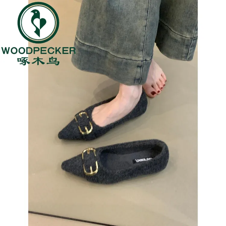 啄木鸟平底芭蕾单鞋女2025新款法式复古毛呢金属扣浅口保暖瓢鞋