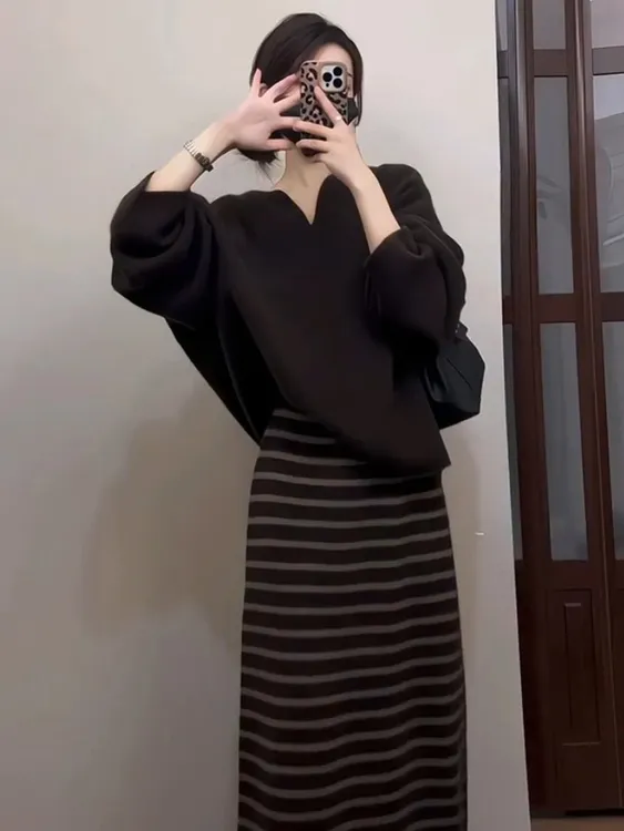 2025新款冬季韩系慵懒咖色v领宽松毛衣女搭配半身裙显瘦两件套女