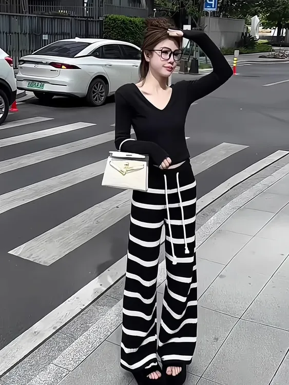2025秋季新款女装简约百搭v领长袖T恤+抽绳条纹休闲直筒裤两件套
