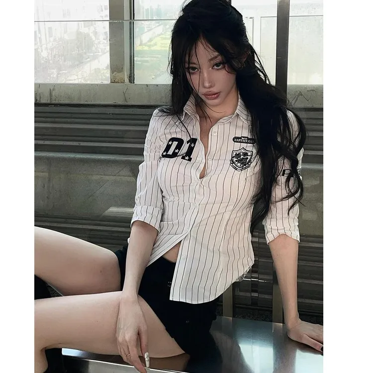 白色条纹收腰短袖衬衫女夏季高级感修身显瘦辣妹字母polo领上衣潮