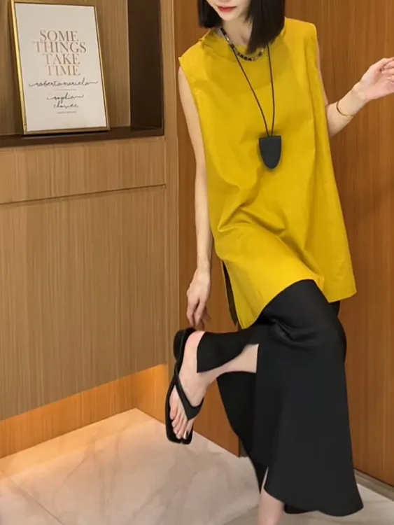 2025新款宽松中长款姜黄色T恤设计感后开叉上衣黑色半身裙套装女