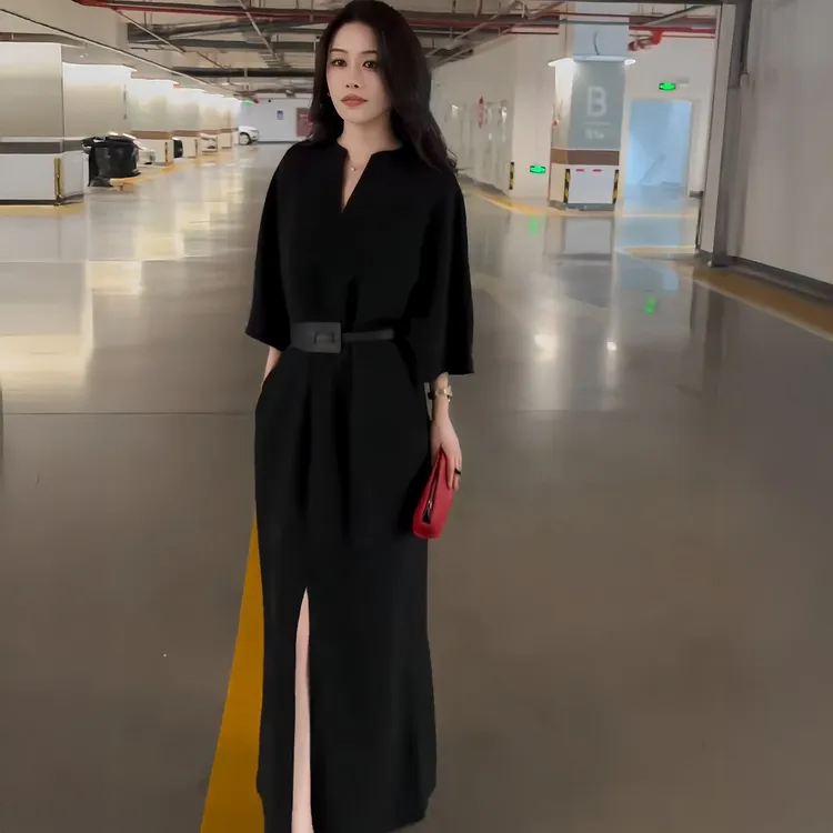 法式赫本风轻奢气质黑色V领连衣裙女早秋新款收腰显瘦开叉长裙子
