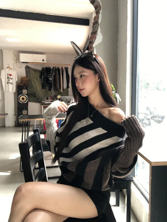 复古慵懒风撞色条纹一字肩两穿毛衣女秋冬气质宽松斜肩针织衫上衣