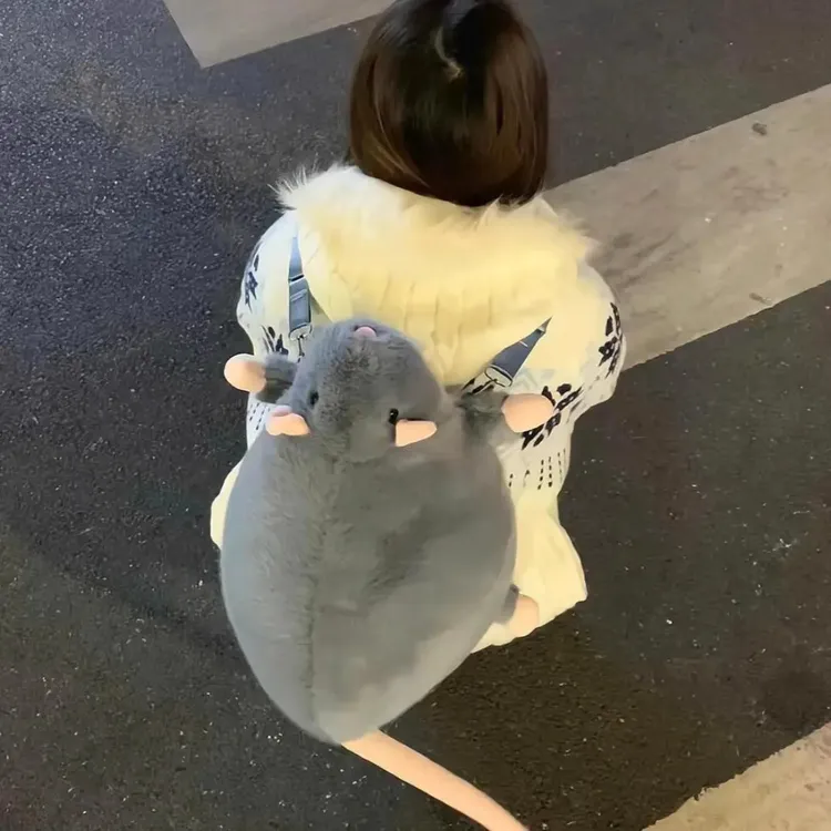 花枝鼠背包可爱仿真鼠鼠双肩包毛绒公仔玩偶书包创意大容量通勤包