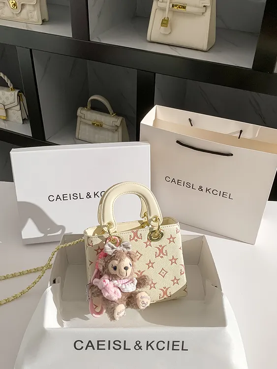 CAEISL&KCIEL小众简约时尚压花玩偶戴妃包2025新款百搭手提斜挎包