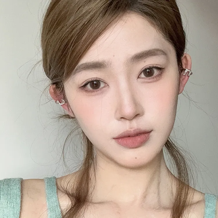 oushipei/欧诗佩 铜合金合成锆石耳饰  精致镶钻滴釉字母m耳夹