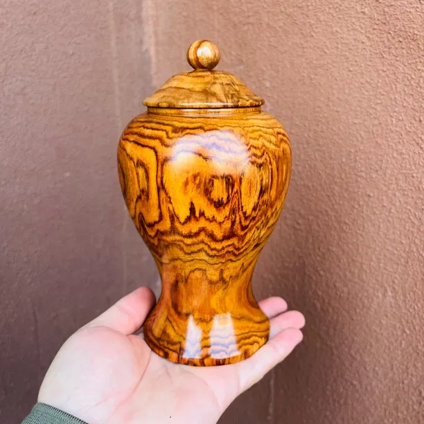 高18直径10cm 精品黄花梨茶叶罐，整体满纹，一体掏空