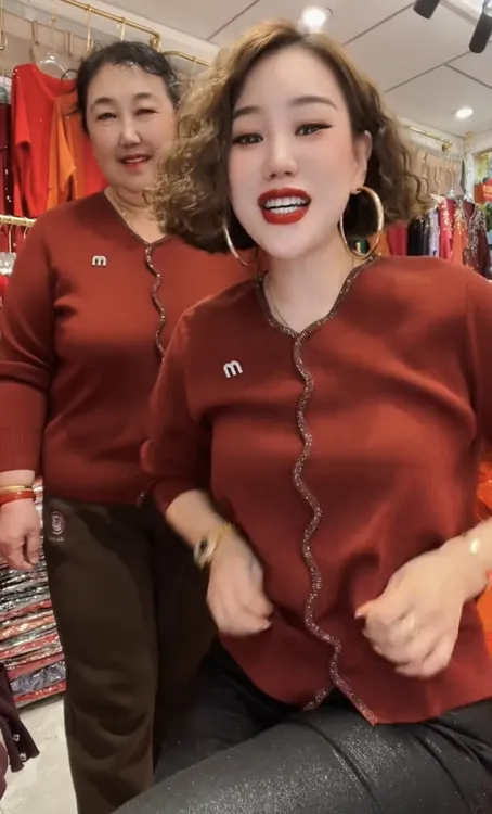 2026春新款显瘦短款休闲时尚长袖针织烫钻波浪V领百搭毛衣女上衣