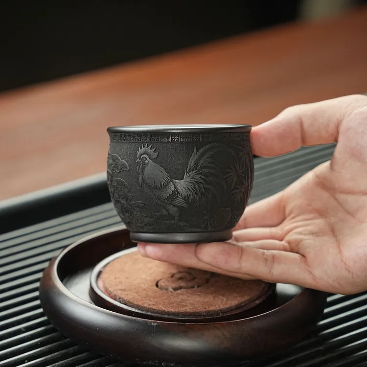 宜兴全手工紫砂茶具石黄泥料刻绘金鸡报喜主人杯品茗杯