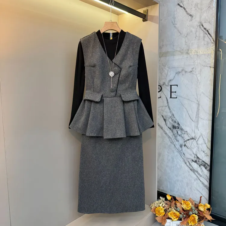 2025气质淑女风时尚设计撒星简约欧货内搭+马甲+半裙套装581