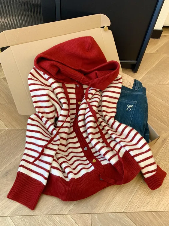 秋冬新款设计小众衣服红色条纹连帽针织开衫韩系圣诞红毛衣外套