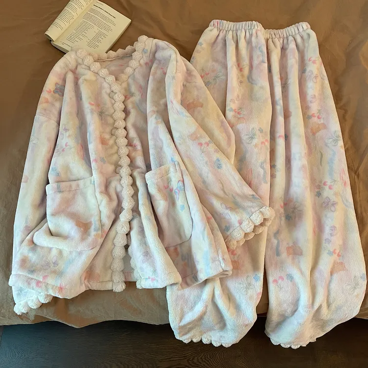 法兰绒睡衣女新款冬季加绒加厚宽松黄色蝴蝶保暖珊瑚绒家居服套装