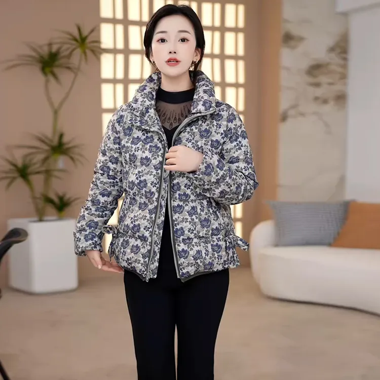 2025冬季新款中老年妈妈装短款羽绒女时尚碎花连帽保暖减龄外套