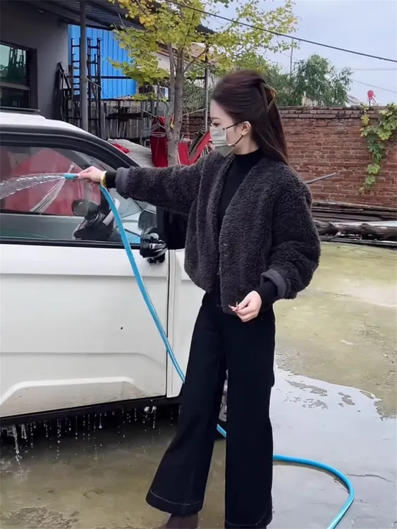 高雅上衣2025冬新款短款女皮毛一体宽松显瘦保暖时尚名媛风外套