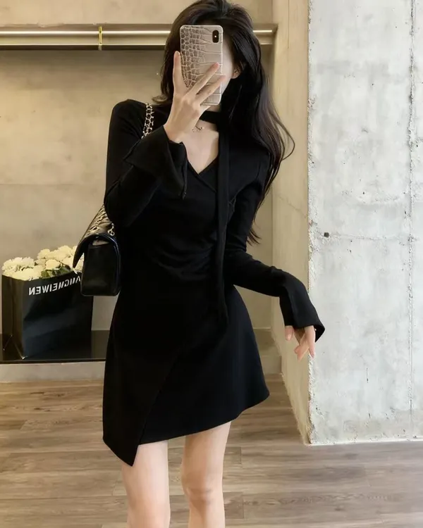 不规则交叉V领长袖连衣裙秋冬新法式褶皱收腰显瘦A字裙飘带打底裙