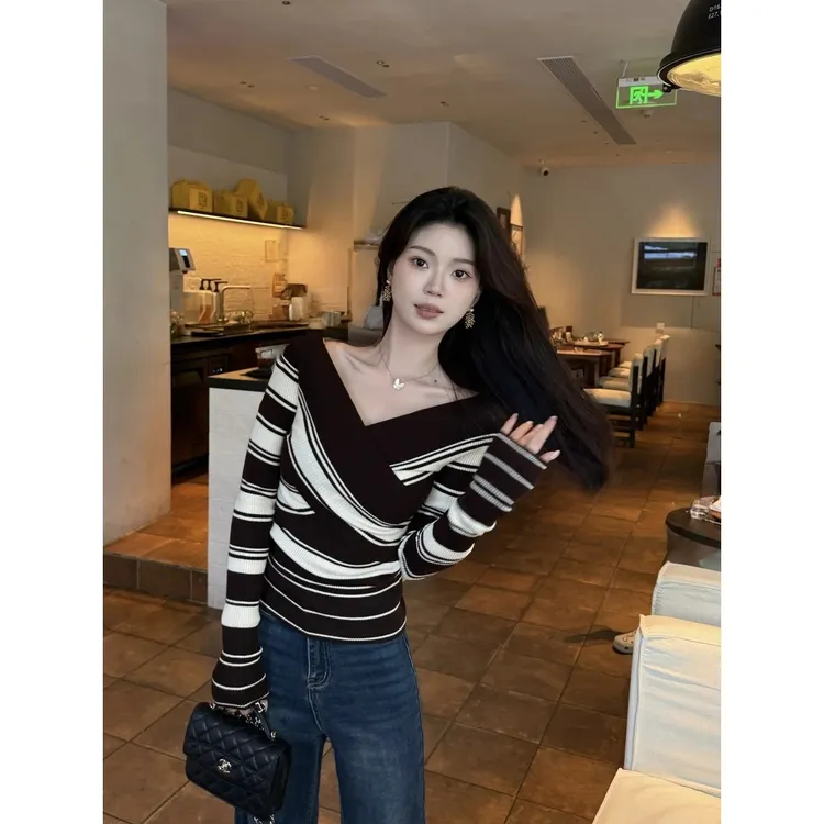 秋冬新款韩系气质交叉V领条纹针织衫女百搭长袖收腰设计感女上衣