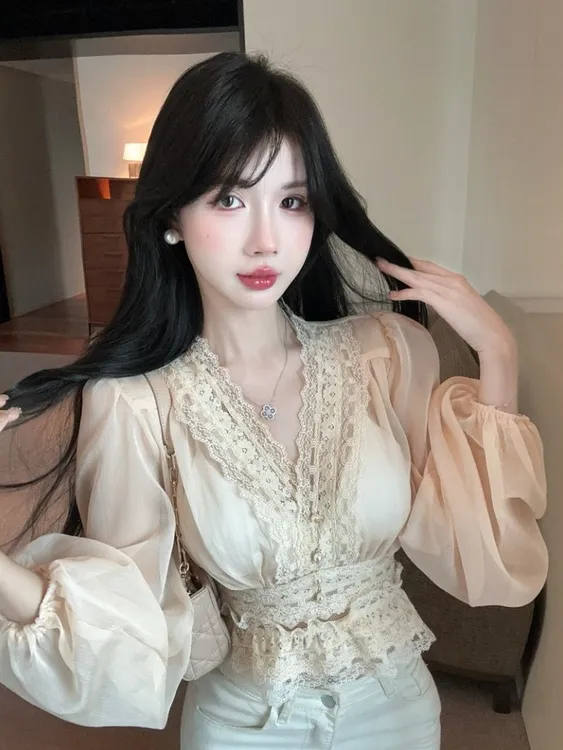 法式名媛泡泡袖雪纺衬衫女秋纯欲辣妹v领收腰上衣宫廷风蕾丝衬衣