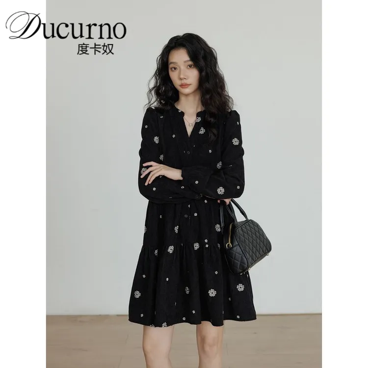 气质刺绣v领长袖连衣裙女2025春秋季新款设计感重工小个子中长裙