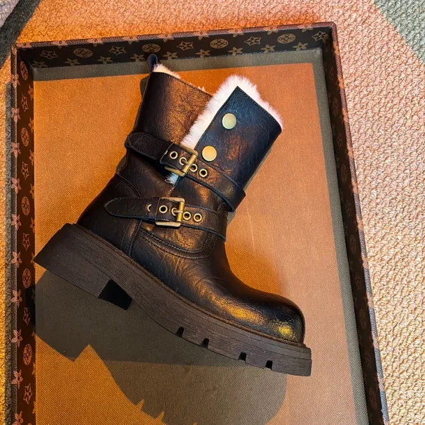 女冬季保暖搭扣修面皮磁扣马丁靴百搭女士黑色厚底