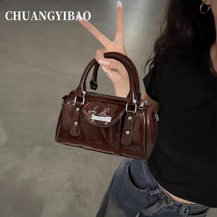 超火手提波士顿包包女式2025新款潮秋冬轻奢小众高级感斜挎枕头包