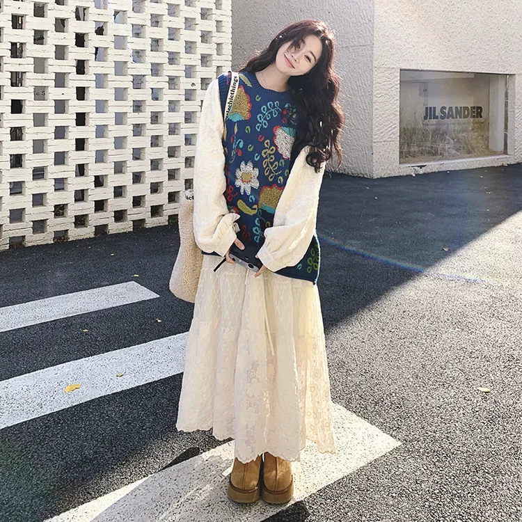 氛围感温柔系穿搭一整套女2025秋季白色绣花连衣裙提花背心两件套