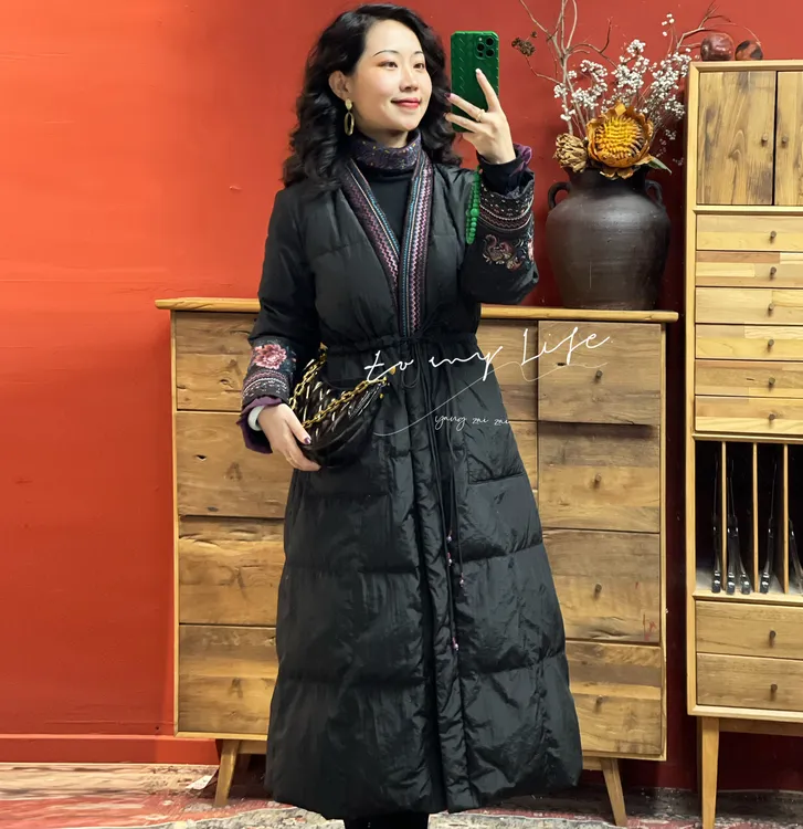 羊在在【亭亭玉立】民族刺绣过膝羽绒服收腰流苏外套YRF24YW0932