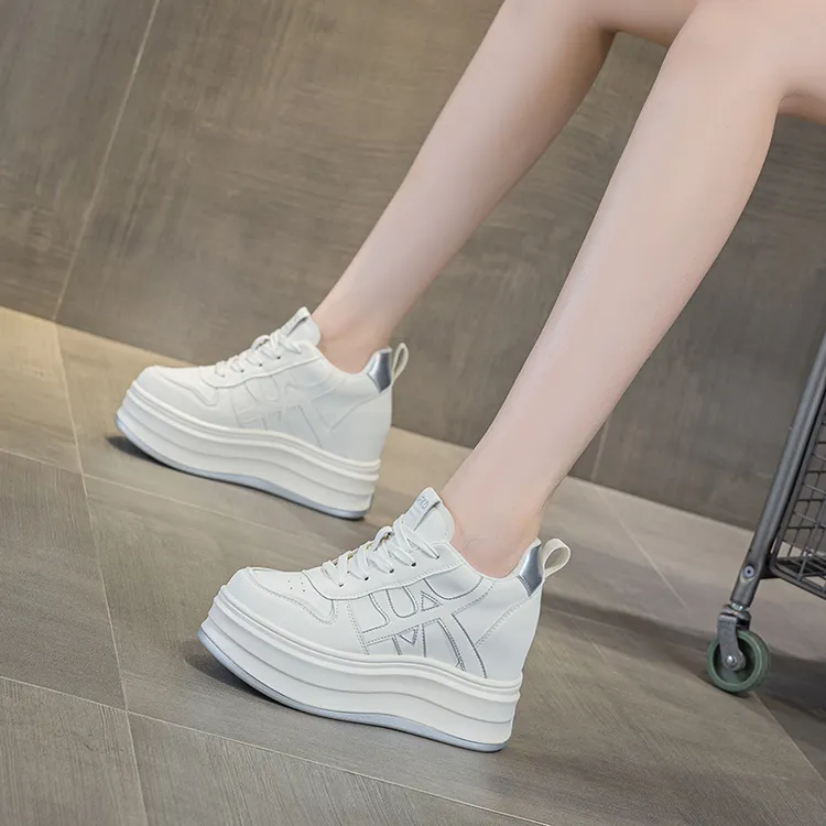 9CM隐形内增高小白鞋女轻便2025秋冬季新款显瘦板鞋增高厚底女鞋