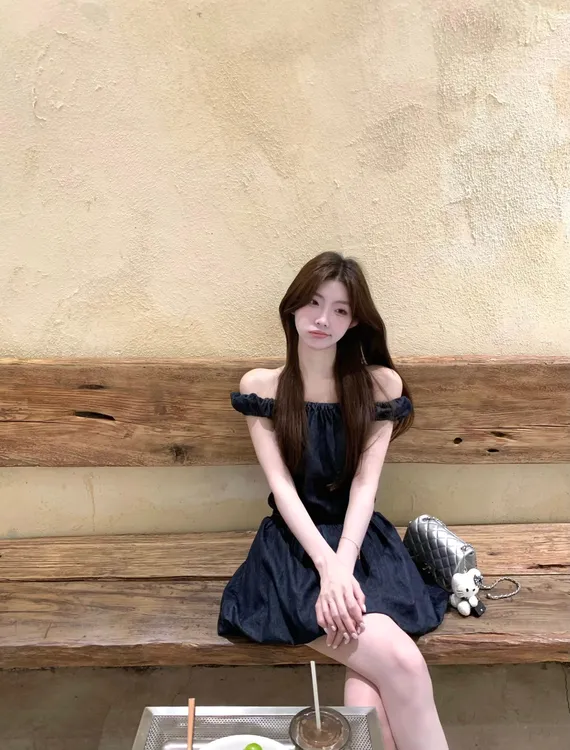 牛仔蓝小飞袖连衣裙女夏季方领高级感修身收腰显瘦一字肩褶皱短裙