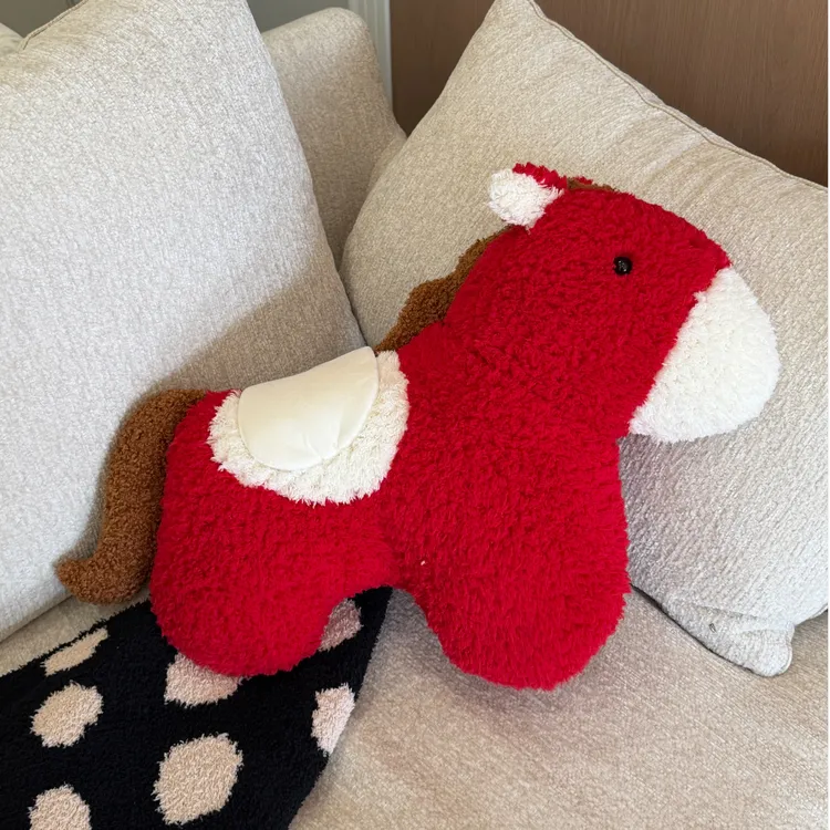 2026新年小马吉祥物红色马造型毛绒玩偶抱枕沙发客厅装饰罢件