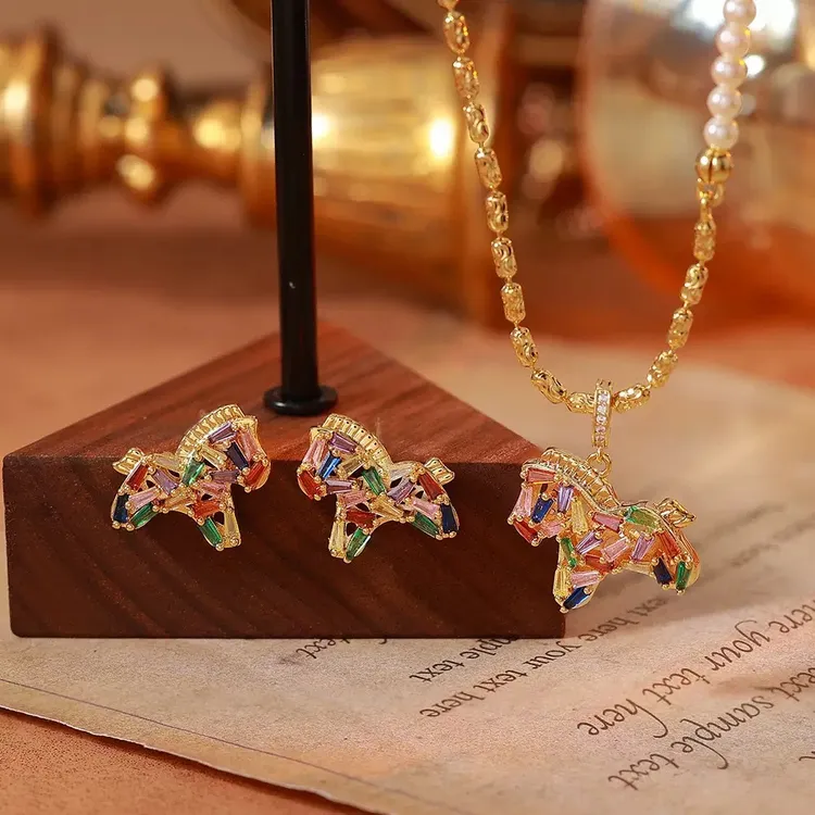 铜合金锆石项链 七彩锆钻小马珍珠项链女高级感时尚轻奢拼接项链