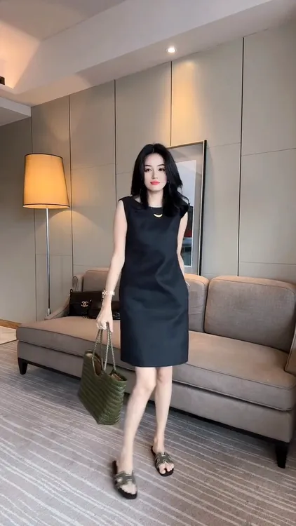法式气质高级感无袖背心连衣裙女夏天时尚设计感露背打底显瘦裙子