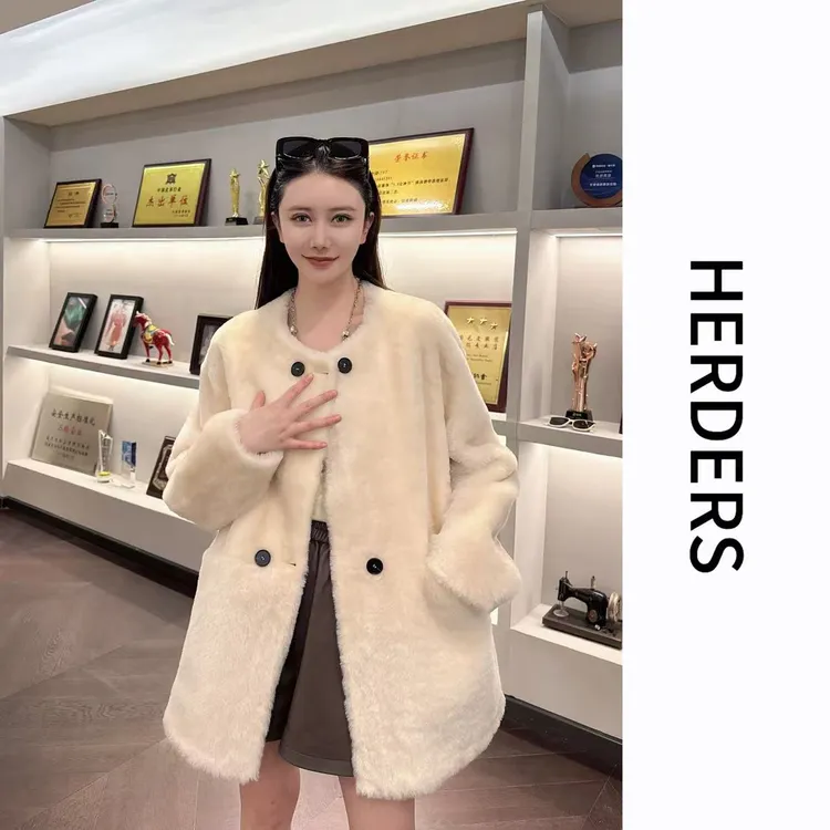 11.06 ‘小软羊系列’ 白富美 短款纽扣圆领皮草外套 40915