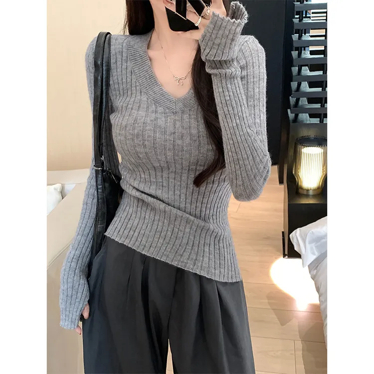 灰色V领紧身毛衣女2025新款秋冬季内搭针织打底衫修身高级感上衣
