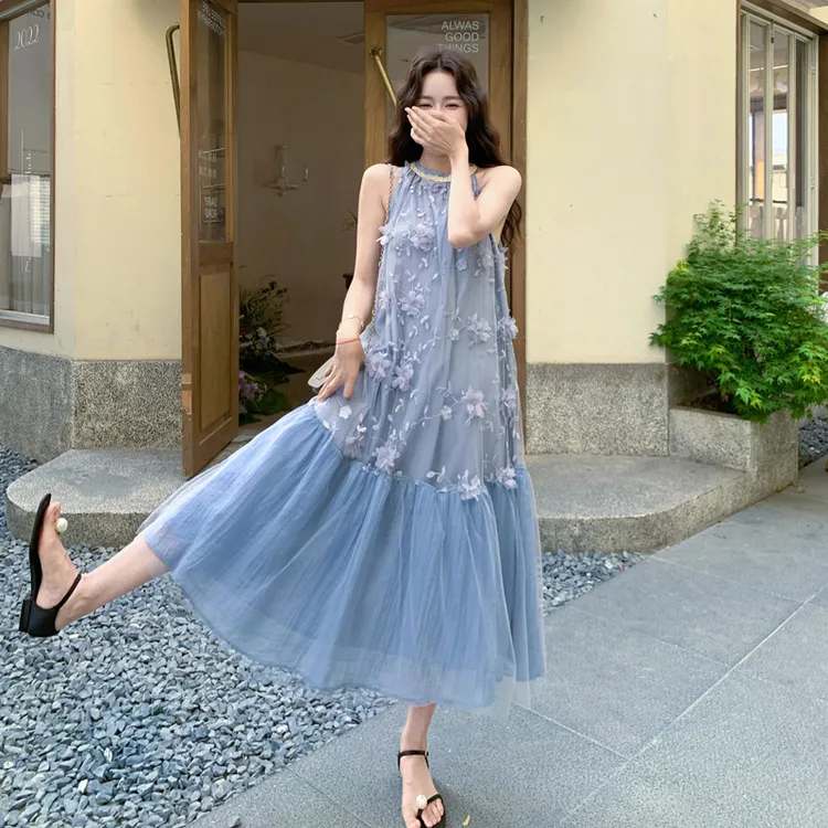 法式绝美网纱拼接立体花朵连衣裙女2025年夏季高级感挂脖露肩长裙