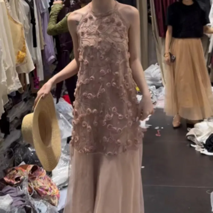 通勤挂脖夏季挂脖领刺绣立体花连衣裙时尚礼服绣花女士无袖