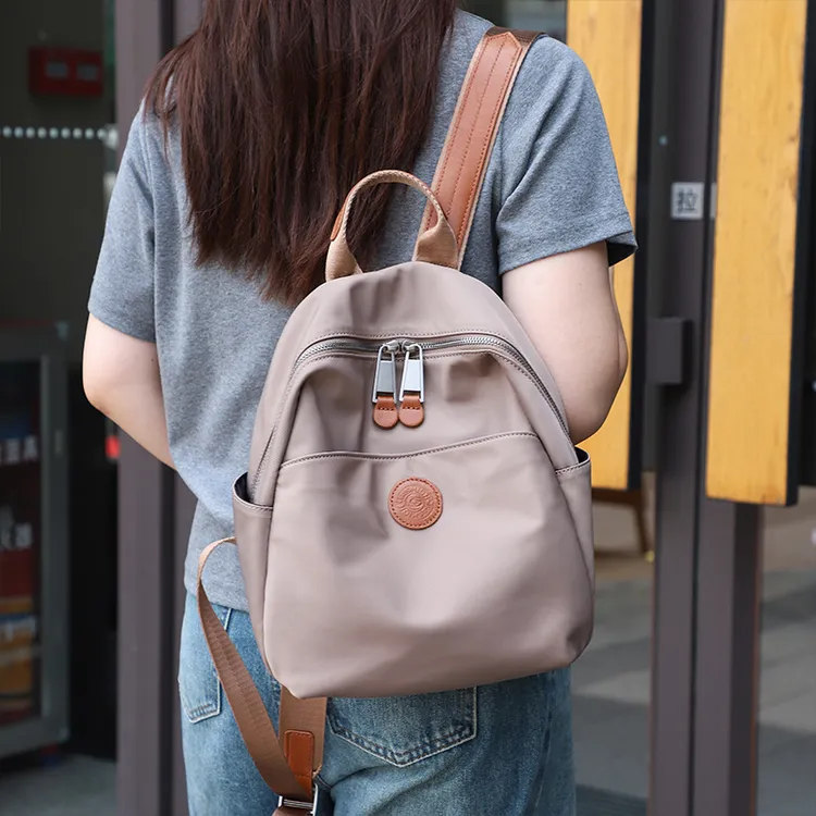 女士包包2025新款洋气时尚双肩包女通勤大容量百搭轻便旅行背包包