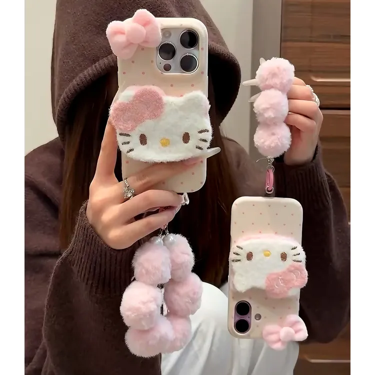 毛绒KT猫公仔适用苹果17手机壳iPhone15promax挂绳16/13秋冬14/11